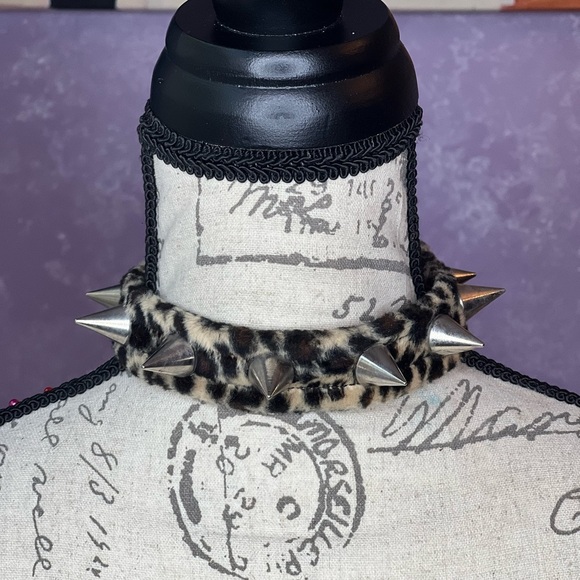 Leopard Print Spiked Choker - Picture 7 of 10